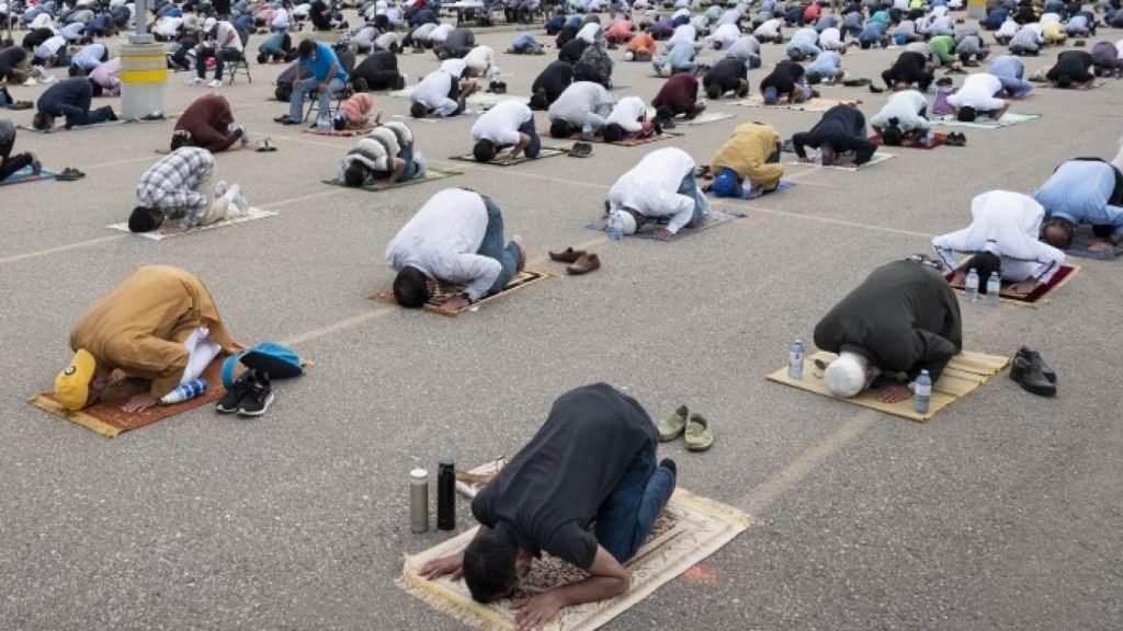Canadian Muslim groups sue over school prayer ban